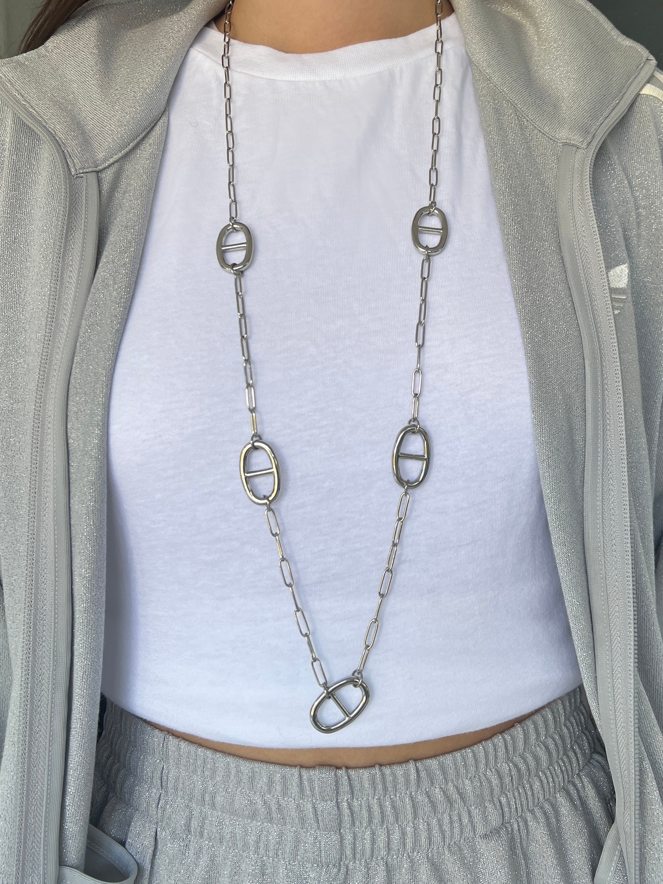 Sautoir Ava en acier inoxydable porté